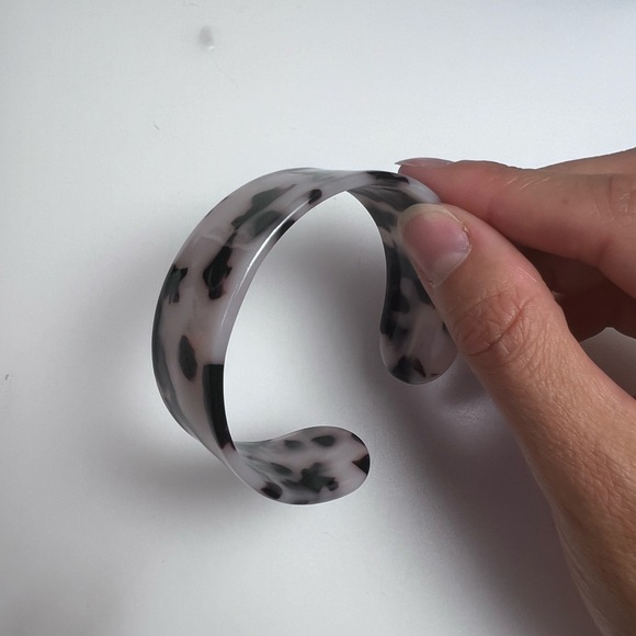 CJLA TORTOISE Cuff Bracelet - Resin Bracelet OS - Picture 9 of 10